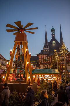 Kerstmarkt op het marktplein in Wernigerode