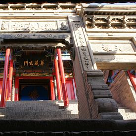 Porte en pierre usinée dans un temple bouddhiste sur Ben Nijhoff