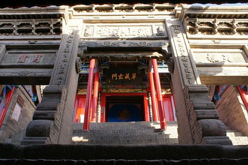 Bearbeitetes Steintor im buddhistischen Tempel