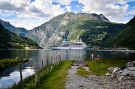Cruiseboot  in Geiranger fjord van Marjo Kusters thumbnail