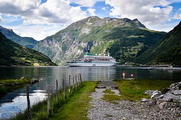 Kreuzfahrtschiff am Geiranger Fjord