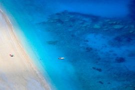 La plage de Myrtos à Céphalonie – Une crique isolée de rêve aux eaux turquoise, avec un voilier vue du ciel sur Mathias Leon