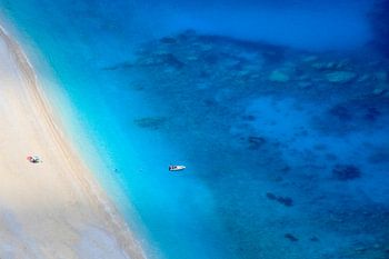 Myrtos Beach op Kefalonia – Een afgelegen droombaai met een turkooisblauwe zee en een zeilboot, gezien vanuit vogelperspectief