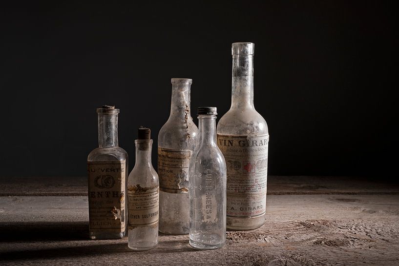 Oude glazen flessen van Barbara Brolsma