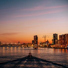 Een leeg Rotterdam in het avondlicht met politieboot van Jordy Brada