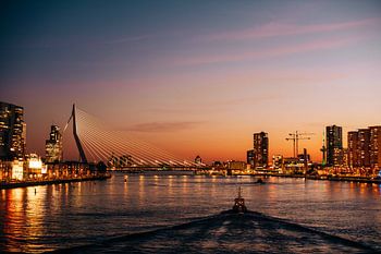 Een leeg Rotterdam in het avondlicht met politieboot