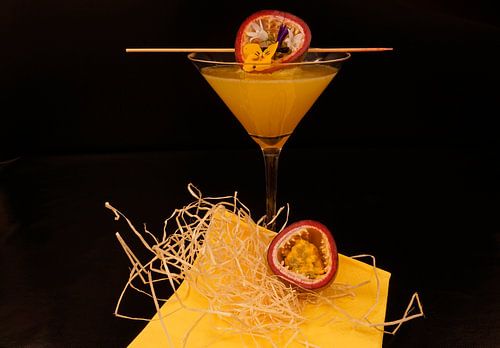 Passievrucht Wodka Cocktail in een Martini glas