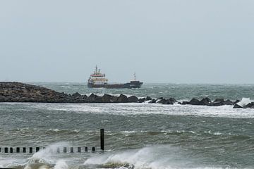 Schiff im Sturm in der Maasmündung von scheepskijkerhavenfotografie