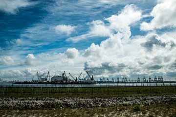 Industrie naast de 2e Maasvlakte bij Rotterdam van de buurtfotograaf Leontien