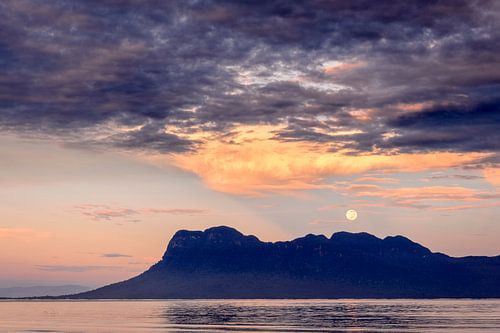 Supermoon avec un ciel nuageux