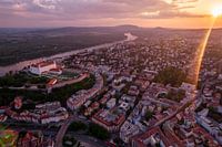 Ligne d'horizon de Bratislava, Slovaquie, au coucher du soleil, avec le château (Bratislavský hrad) 