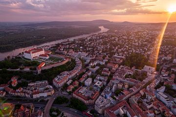 Skyline van Bratislava, Slowakije bij zonsondergang, met Kasteel (Bratislavský hrad) en rivier Donau van John Ozguc