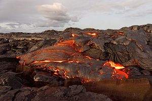Hawaii - Lava tritt aus einer Erdspalte aus von Ralf Lehmann