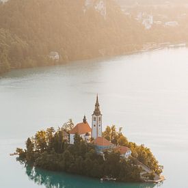 Bled eiland bij zonsopgang van Joep van de Zandt