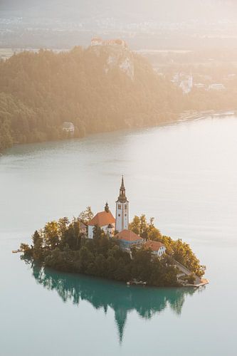 Bled eiland bij zonsopgang