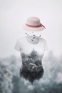 Zauberhafte Landschaft mit schwebendem T-Shirt und Hut: Mystische Natur in poetischer Fotokunst