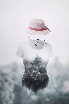 Magisch Landschap Met Zwevend T-Shirt en Hoed: Mystieke Natuur in Poëtische Fotokunst van Elianne van Turennout