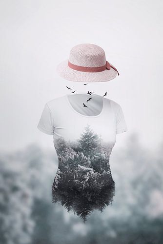 Magisch Landschap Met Zwevend T-Shirt en Hoed: Mystieke Natuur in Poëtische Fotokunst