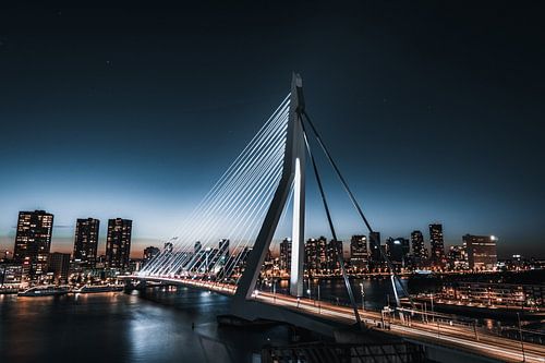 Blauwe Erasmusbrug in de nacht, rotterdam