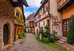Straßenszene in Eguisheim, Elsass, Frankreich