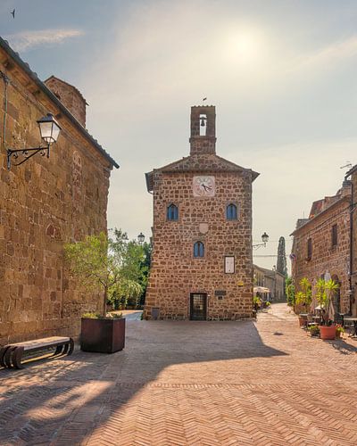 Sovana hoofdplein en middeleeuws stadhuis