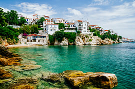 Altstadtansicht der Insel Skiathos, Sporaden, Griechenland. von Jelena Jovanovic Fine Art