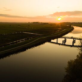 Brücke bei Sonnenuntergang von Roel Bergsma