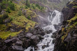 Waterval tussen de rotsen van MdeJong Fotografie