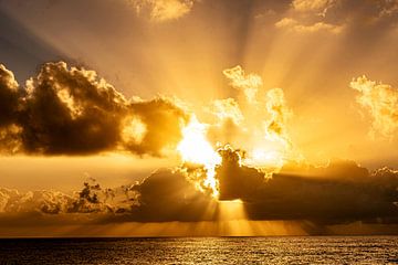 Sfeervolle zonsondergang achter wolken aan zee van Dieter Walther