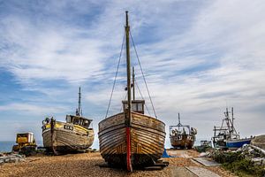 Verlassene Fischerboote auf dem Festland in Hastings, England