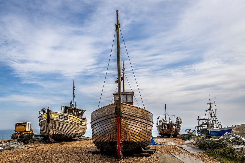 Verlassene Fischerboote auf dem Festland in Hastings, England von Opmeer Reports
