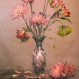 Fleurs dans un vase chinois sur Maaike Andrews