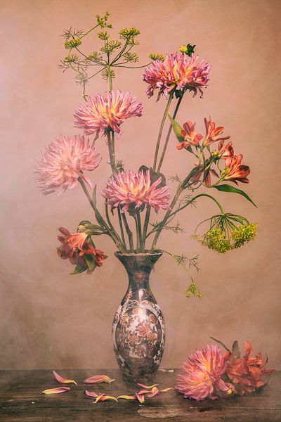 Blumen in chinesischer Vase von Maaike Andrews