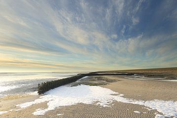 Ameland op zijn mooist bij zonsondergang. van Rinnie Wijnstra