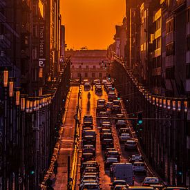 Brüsseler Henge, Sonnenuntergang über der Rue de la Loi von Jim De Sitter