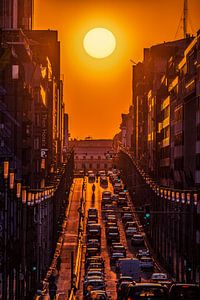 Brussels Henge, zonsondergang boven de Wetstraat van Jim De Sitter