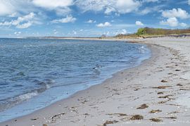 Op het zandstrand van de Oostzeekust van Martin Köbsch