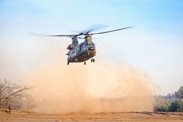 Chinook helikopter maakt brownout landing van Kevin IJpelaar