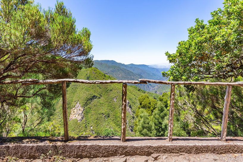 Landschap met bergen en vallei in Portugal van Ben Schonewille