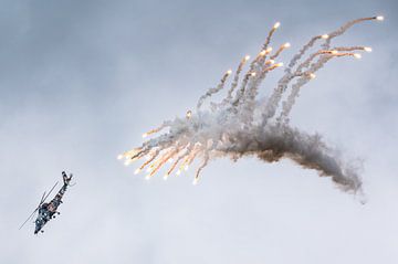Flares afgeschoten van een A109 helikopter van KC Photography