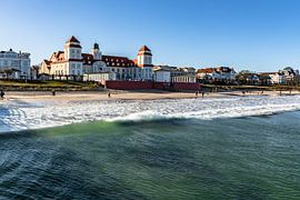 Brandung am Strand in Binz mit Blick zur Strandpromenade von GH Foto & Artdesign