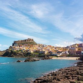 Uitzicht op het prachtige stadje Castelsardo op Sardinië (horizontaal) van Just Go Global