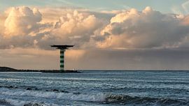 Dreigende wolken lucht boven zee by Bram van Broekhoven