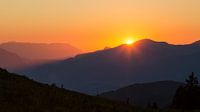 Coucher de soleil derrière les montagnes par Coen Weesjes Aperçu