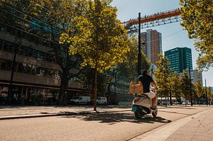 Scooter op de Coolsingel Rotterdam