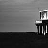 Piano op het strand van Terschelling verlicht door de laatste zonnestralen van de dag van Alex Hamstra