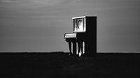Piano op het strand van Terschelling verlicht door de laatste zonnestralen van de dag