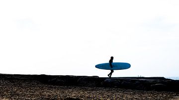 Surfer op pier in Costa da Caparica (Portugal)
