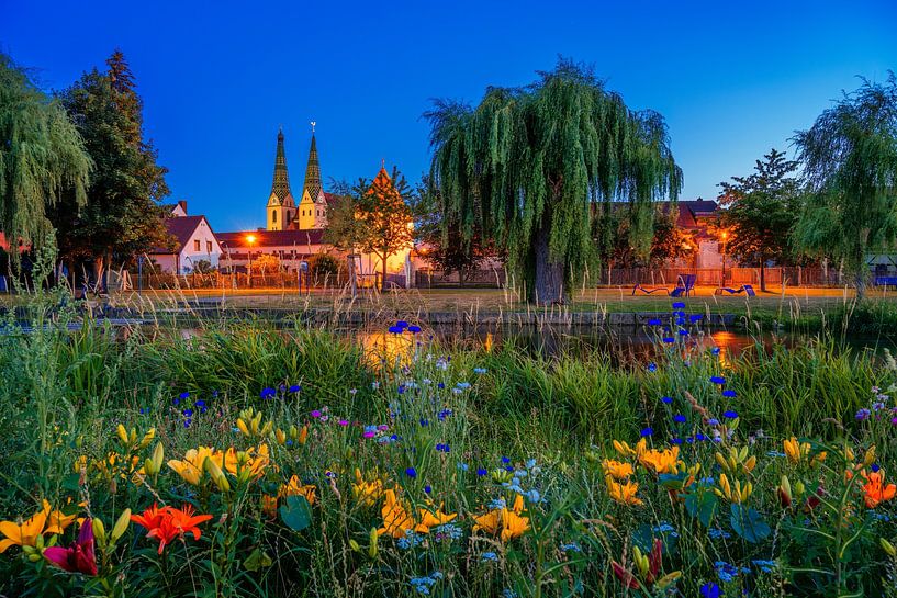 De kerk van Beilngries in het Altmühltal bij nacht van ManfredFotos
