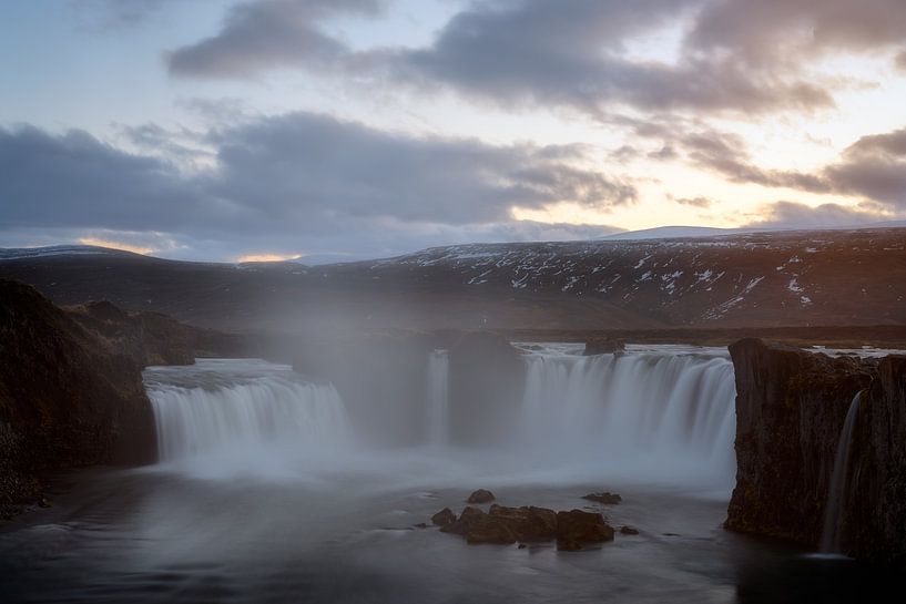Schöner Wasserfall von Godafoss von Roy Poots